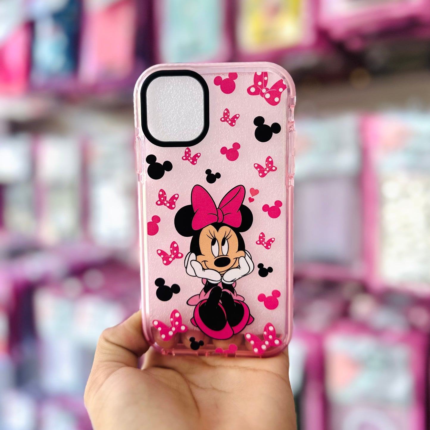 MINNIE pensativa